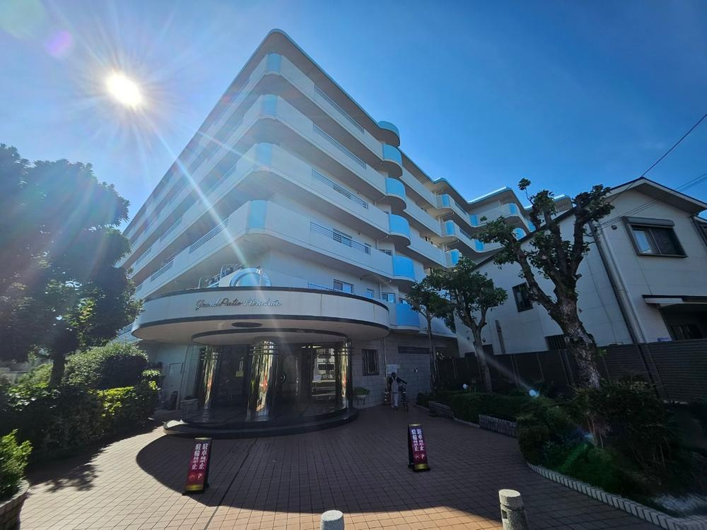 グランパティオ枚方の外観|新しい生活にいかがでしょうか？外観はお住まいの顔になります。こだわりたいポイントですね。水回りリフォームやリノベーションも承ってます。
■現地見学・資金計画相談・住宅ローン相談もお問合せ受付中■