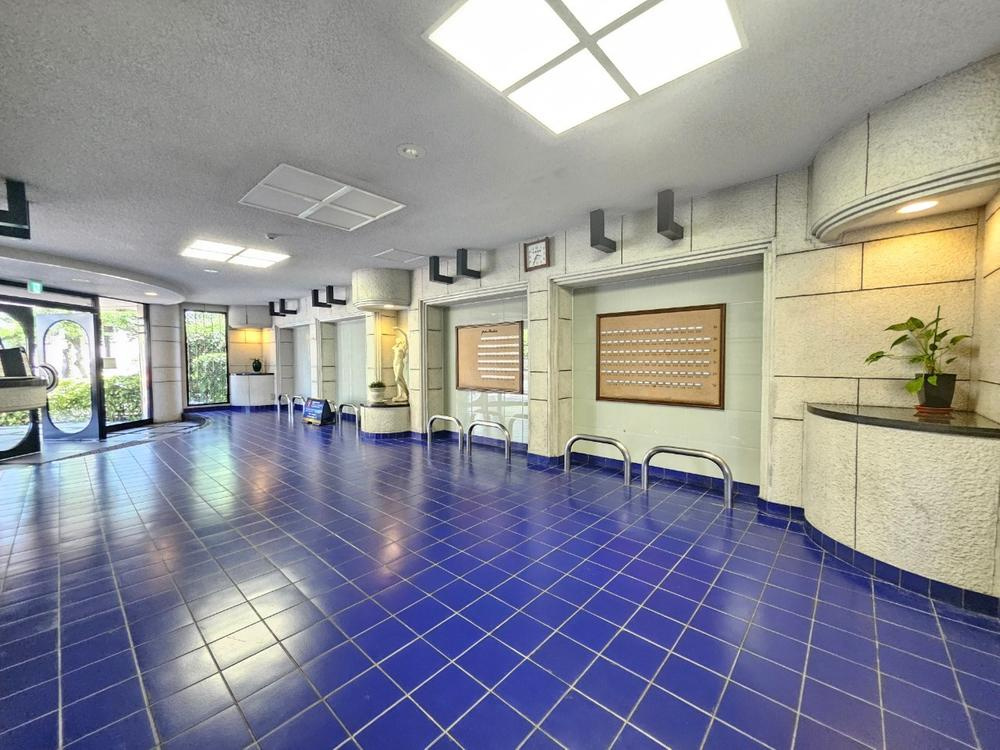 グランパティオ枚方のロビー|エントランスロビー■物件内覧・資金計画相談・住宅ローン相談、リフォーム相談、お問合せ受付中■
※当日・翌日のご内覧、ご相談はお電話でのお問合せがスムーズです！