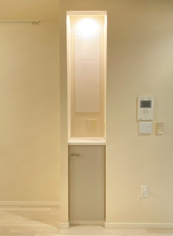 車椅子の方でも出入りがし易いように入口が75センチ以上確保されています。