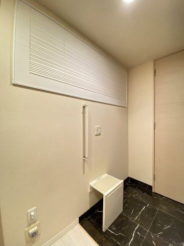 玄関ホール壁面にエコカラットとカウンター（下部収納）