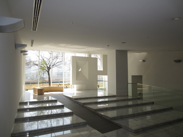 ギャラリーラウンジ（写真右奥にエントランスがあり、ポートサイド公園に出れます）