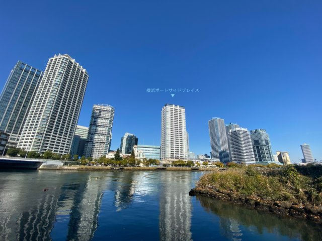 みなとみらいから見るヨコハマポートサイド（中央の白い建物が横浜ポートサイドプレイス）