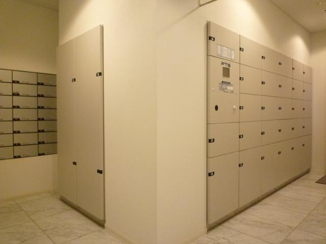 タワーパーキングの横には待合スペースもあります。