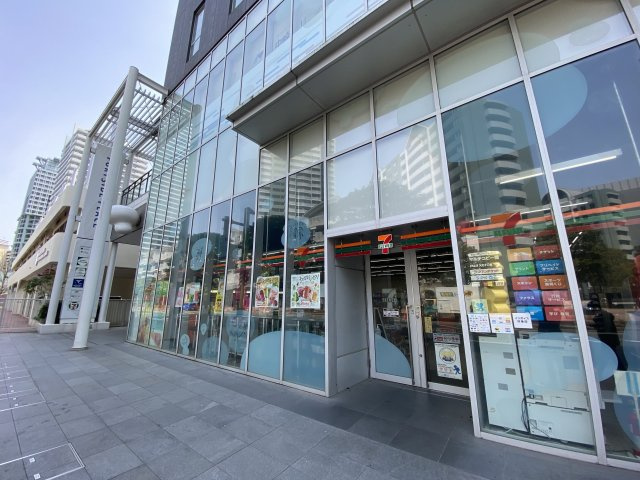 マンションを出るとヨコハマポートサイド公園です。
小さいお子さんが安心して遊べる環境です。