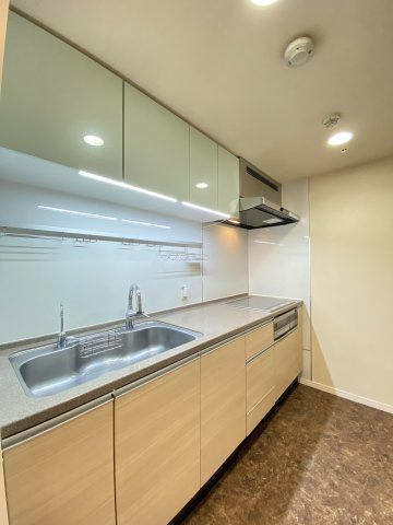 ＩＨクッキングヒーターと浄水器付のキッチン