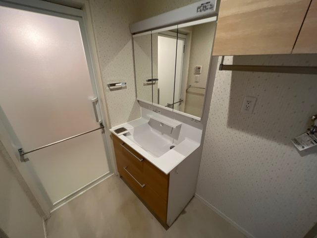 オカバ姫路青山シャーメゾン A棟の独立洗面台