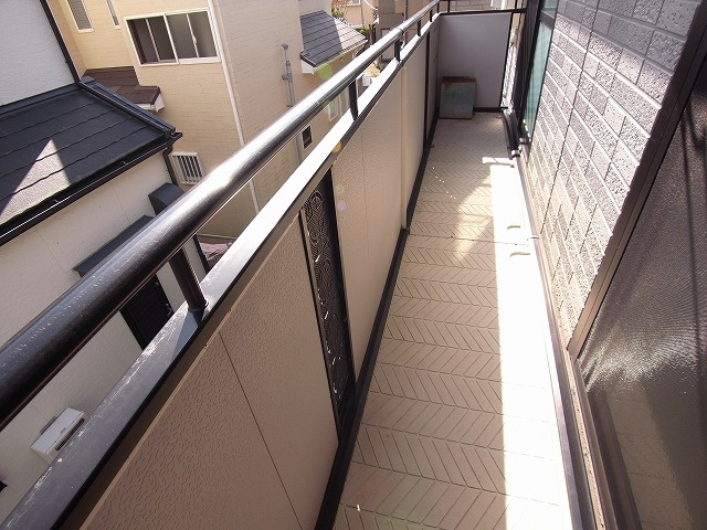 神戸市須磨区北落合４丁目のアパートのバルコニー