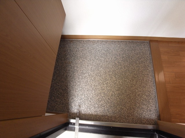 神戸市須磨区北落合４丁目のアパートの玄関