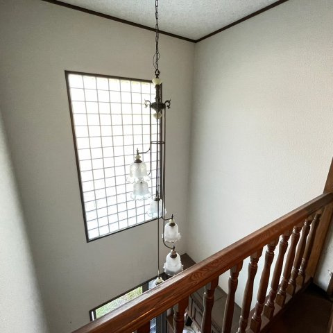 西宮市　中古戸建　宝生ケ丘1丁目の内装|階段上照明