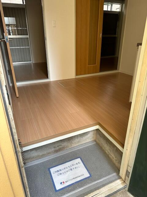 根本ハイツの玄関