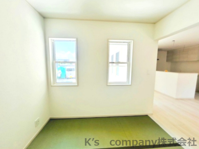 ◎茅ヶ崎市今宿　築未入居戸建　4号棟の和室|3面採光となっており、明るく暖かい和室です☆