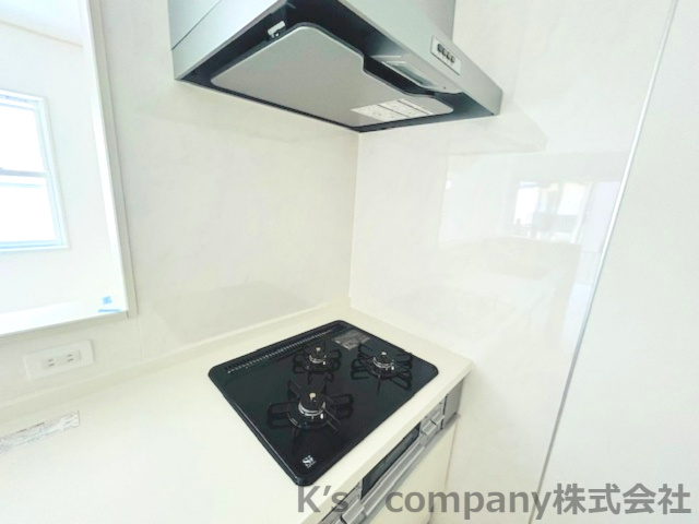 ◎茅ヶ崎市今宿　築未入居戸建　4号棟のキッチン|たくさんの料理にも対応できる3口コンロ☆