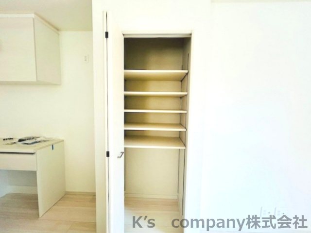 ◎茅ヶ崎市今宿　築未入居戸建　4号棟の収納|嬉しい可動棚付きのパントリー兼収納スペースでお部屋もすっきり☆