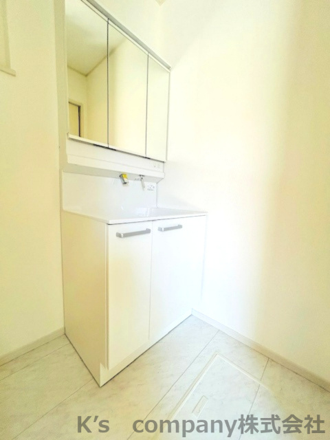 ◎茅ヶ崎市今宿　築未入居戸建　4号棟の独立洗面台|収納スペースもたっぷりの洗面台です☆