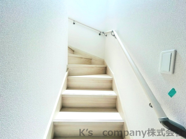 ◎茅ヶ崎市今宿　築未入居戸建　4号棟の内装|落下防止用の手すり付きで安心です☆