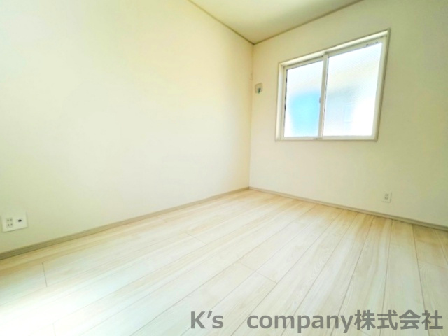 ◎茅ヶ崎市今宿　築未入居戸建　4号棟の寝室|明るい陽射し差し込む洋室は、寝室にもぴったりです♪