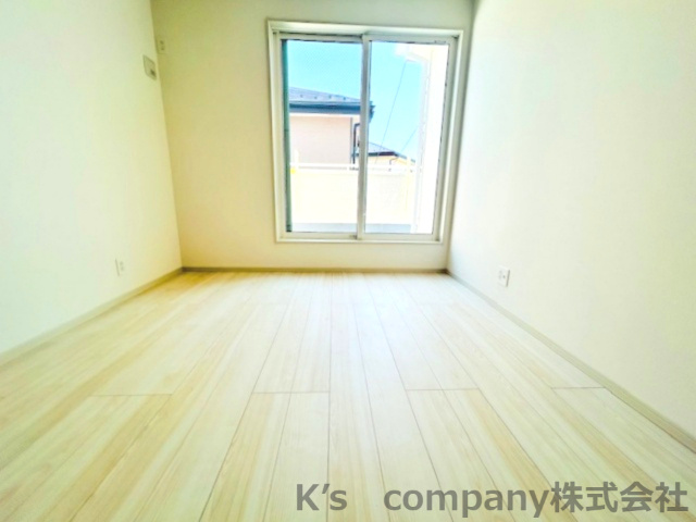 ◎茅ヶ崎市今宿　築未入居戸建　4号棟の子供部屋|大きな窓からはベランダに出ることができます☆