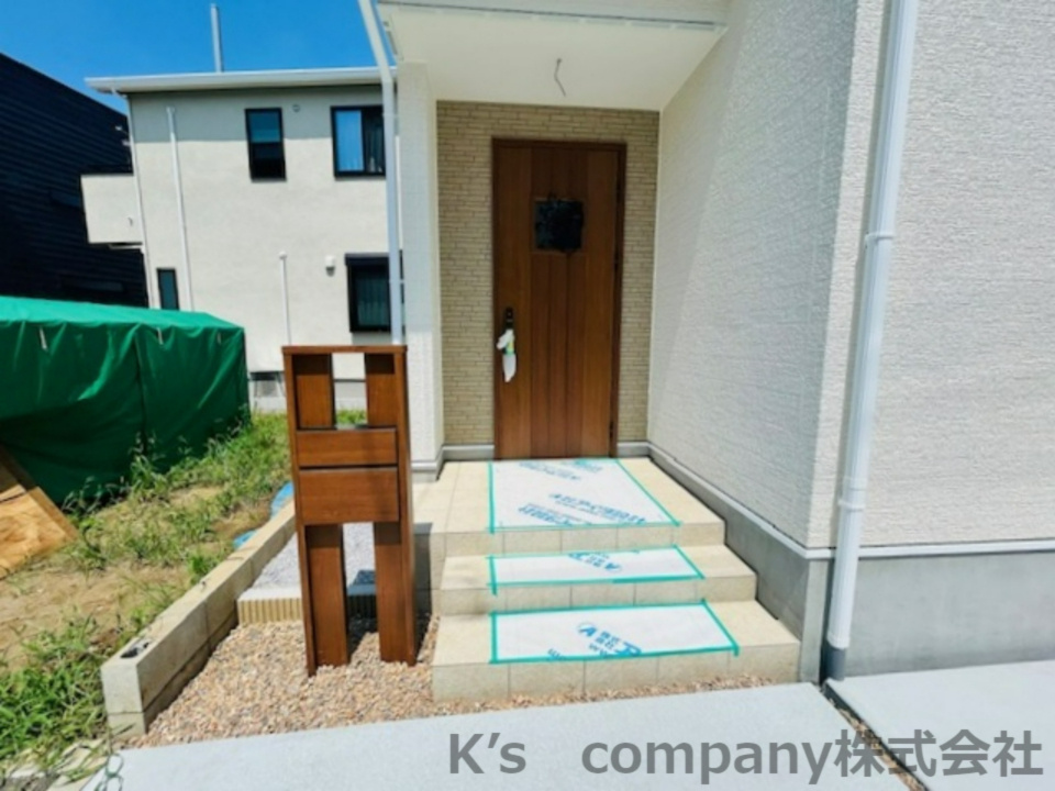 ◎茅ヶ崎市今宿　築未入居戸建　4号棟の玄関|ポスト部分と玄関ドア部分は木で統一されており、一体感が感じられます☆