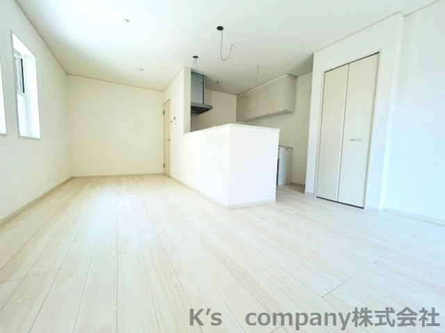 ◎茅ヶ崎市今宿　築未入居戸建　4号棟のキッチン|開放感のあるキッチンからはダイニングの様子がしっかり見渡せます♪