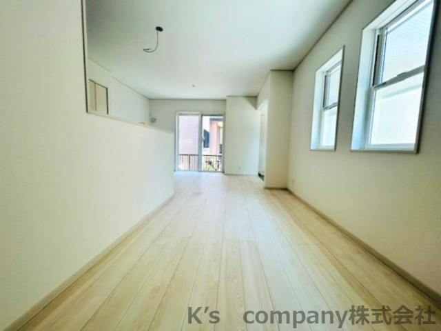 ◎茅ヶ崎市今宿　築未入居戸建　4号棟の居間・リビング|白がベースの明るいリビングダイニングスペースです♪