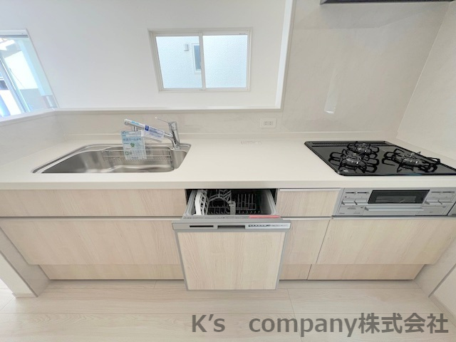 ◎茅ヶ崎市今宿　築未入居戸建　　6号棟のキッチン|淡い色調の床との統一感のあるシステムキッチン☆食器洗い乾燥機付きで家事の時短に役立ちます◇