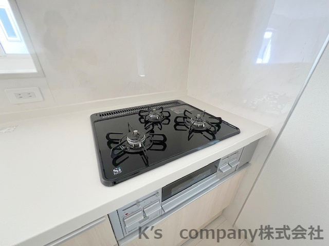 ◎茅ヶ崎市今宿　築未入居戸建　　6号棟のキッチン|三口ガスコンロでお料理の幅が広がります◇
