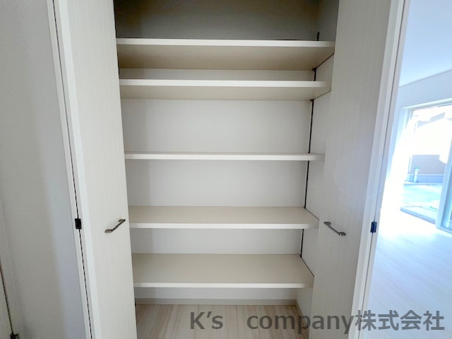 ◎茅ヶ崎市今宿　築未入居戸建　　6号棟の収納|あると嬉しいパントリー♪スッキリとしたキッチンでお料理ができます◇