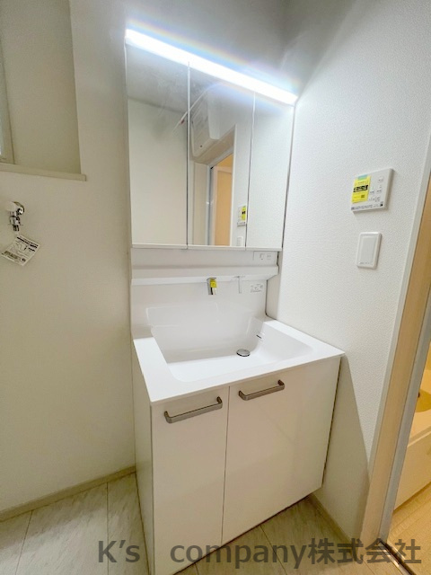 ◎茅ヶ崎市今宿　築未入居戸建　　6号棟の独立洗面台|三面鏡の内側には小物収納が充実しています☆