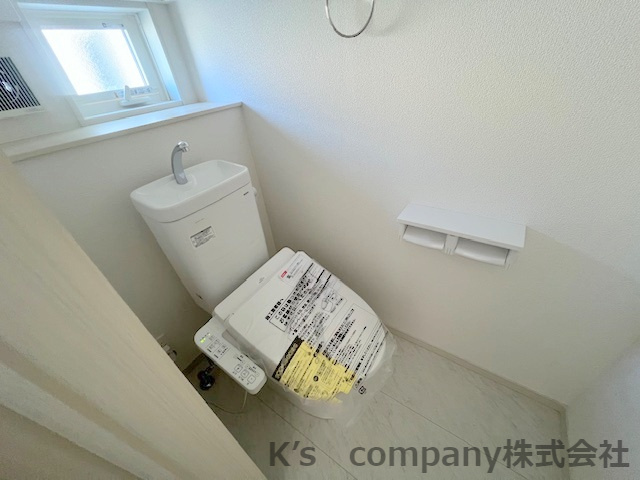 ◎茅ヶ崎市今宿　築未入居戸建　　6号棟のトイレ|清潔感のある白を基調としたトイレ◇窓もあり自然光が入ります☆