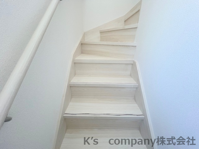 ◎茅ヶ崎市今宿　築未入居戸建　　6号棟の内装|手すり付きの階段☆