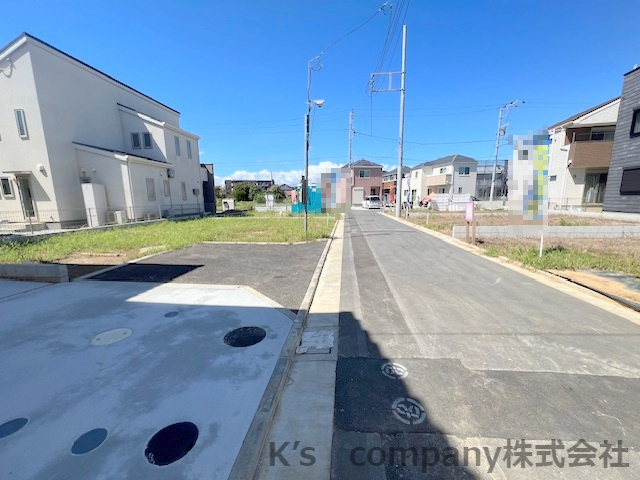 ◎茅ヶ崎市今宿　築未入居戸建　　6号棟の前面道路含む現地写真|前面道路は開発道路ですので交通量も少なくお子様のいるご家庭にも安心していただけます♪