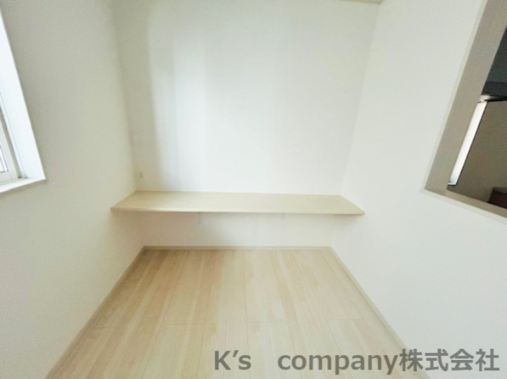 ◎茅ヶ崎市今宿　築未入居戸建　　6号棟の収納|カウンターキッチンの横にはフリーデスクがありお子様のお勉強やリモートワークなどができるスペースがあります◇