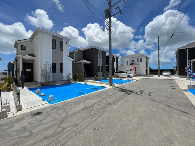 ハートフルタウンうるま市江洲　L号棟の前面道路含む現地写真