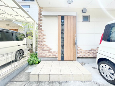 【エントランス】 | 吹田市寿町2丁目中古戸建 | サイトに掲載されていない箇所の写真、撮影してお届けさせて頂きます！気になる物件で、見たい部分の画像が無い場合は、弊社スタッフまでご連絡下さいませ。お客様の気になる箇所を、カメラにて撮影して参ります！