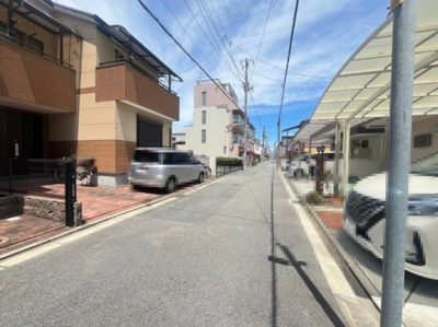 【前面道路含む現地写真】 | 吹田市寿町2丁目中古戸建 | 現在ご返済中のカーローン・カードローン・教育ローンなどを住宅ローンに一本化したり、家具家電購入費用・引越し費用を住宅ローンと組み合わせるなど、お客さまにメリットの多い住宅ローンのご提案が可能です。