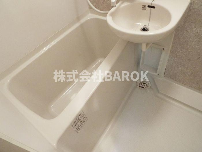 ロイヤル博多駅東84の浴室