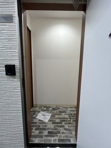 クリエオーレ萱島東の玄関|明るい玄関です