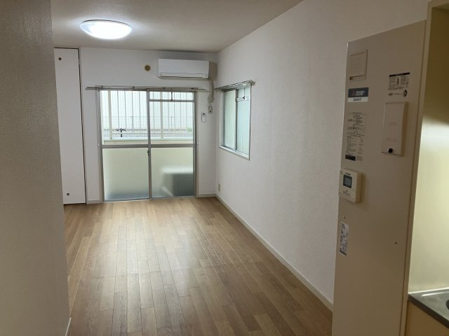 【バルコニー】 | ヴィラージュ美野島 | 別号室の写真になります。現況優先。