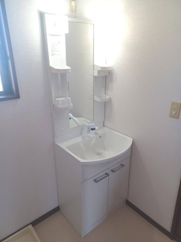 グランドゥール植田の洗面所|退去前の為、同じ物件内のお部屋となります。