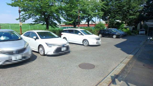 ブルンネン西高島平の駐車場