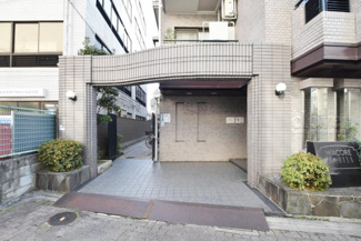 【エントランス】 | お客様を、そして住人を出迎えてくれるマンションのエントランス。ゴミが落ちていないことからも、管理状態の良さや住民の節度の高さが見て取れます。～即日のご見学可能～　お問合せはお気軽にどうぞ。
