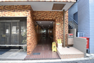 【エントランス】 | お客様を、そして住人を出迎えてくれるマンションのエントランス。ゴミが落ちていないことからも、管理状態の良さや住民の節度の高さが見て取れます。～即日のご見学可能～　お問合せはお気軽にどうぞ。