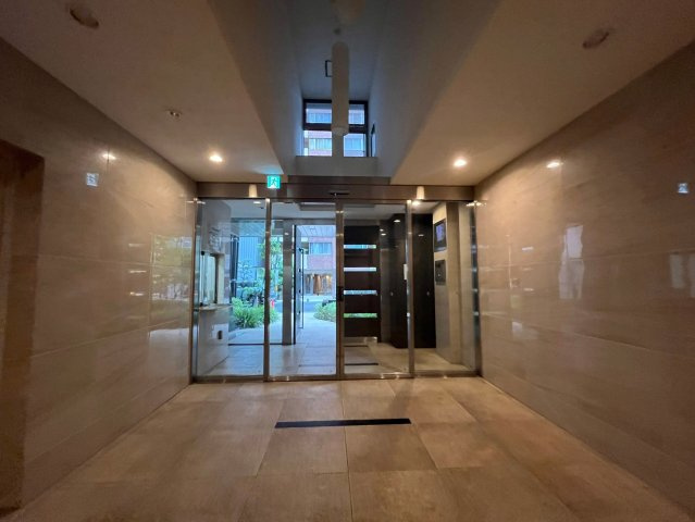 エスリード心斎橋LUXUEのロビー|ゆとりのあるロビーです