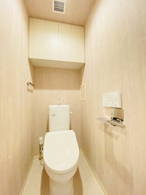 【トイレ】 | セルアージュ上麻生アレーヌ | ウッド調のクロスを施工したトイレです。温水機能付きの高性能トイレ