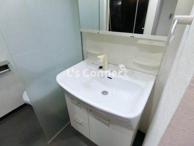 【洗面所】 | レムナント晩翠 | 朝の支度もスムーズな独立洗面台。