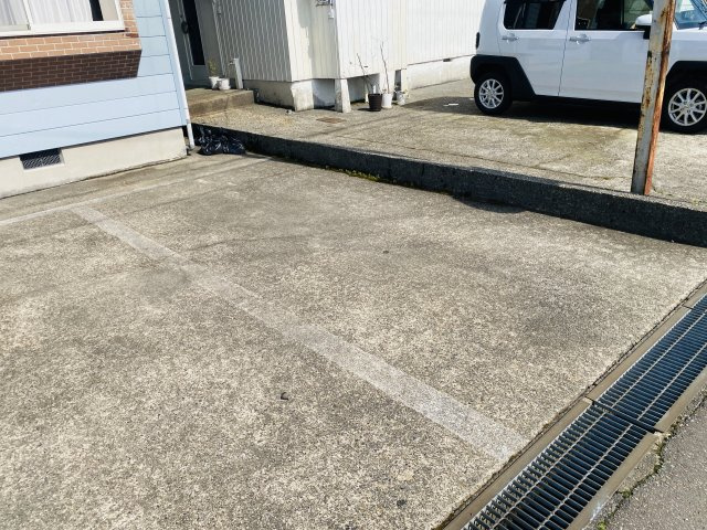 ドミール中貫の駐車場