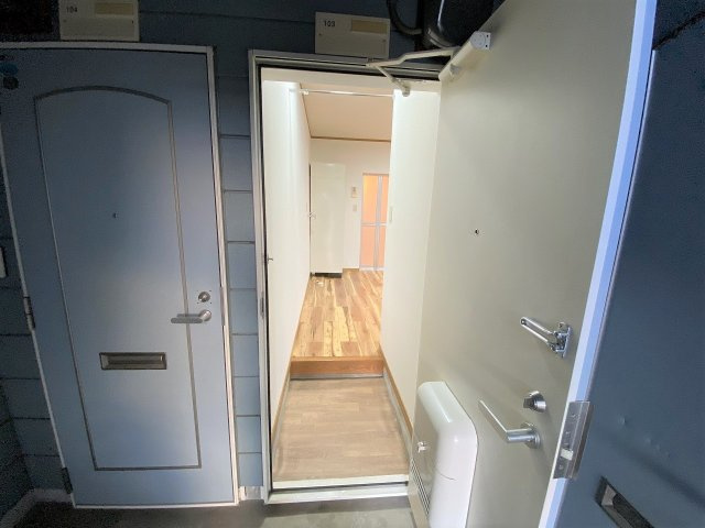 ドミール中貫の玄関