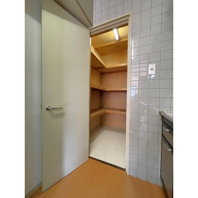 Kビルのその他|キッチン横には食品庫があります