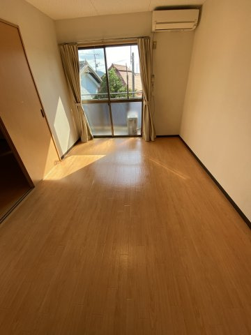 グッディハウスの洋室|ダイニングキッチンから入ってすぐの６帖の洋室にはエアコンがついています。日当たりもバツグン！
