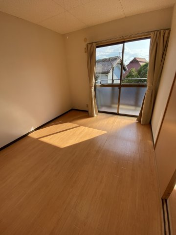 グッディハウスの居間・リビング|奥の洋室も6帖。日当たりのいいお部屋です。